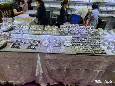 Pasukan Rekaan Barang Kemas Kunyu Melawat Pesta Barang Kemas Fesyen SEASONS di Hong Kong Pasukan Rekaan Barang Kemas Kunyu Melawat Pesta Barang Kemas Fesyen SEASONS di Hong Kong